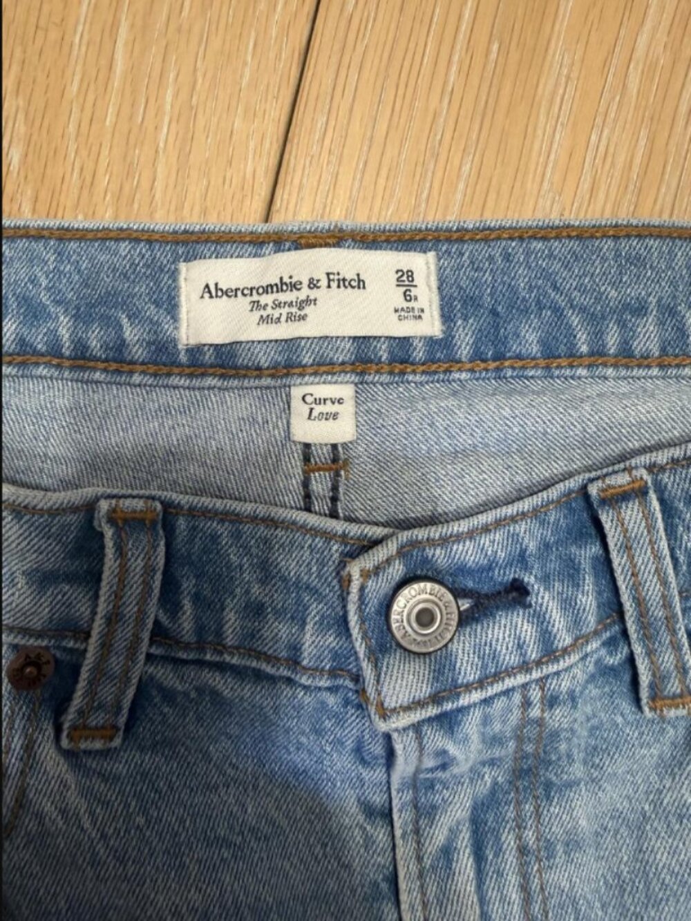 Abercrombie The Straight Mid Rise Curve Love Size 28/6R Light Wash